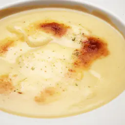Zwiebelsuppe mit Käse überbacken